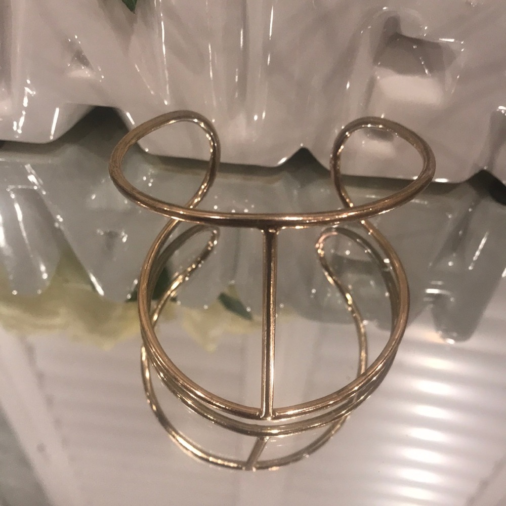 Cute bracelet I believe it is Olivia and Duv